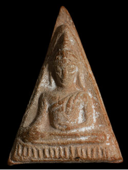 พระนางพญาฐานขีด หลวงพ่อกวย เนื้อดิน ผสมผงน้ำมัน ปี 2521