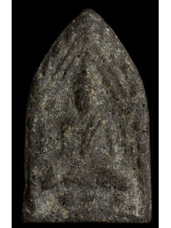 พระขุนแผนนั่งกุมารขาไขว้ สองหน้า หลวงพ่อกวย วัดโฆสิตาราม เนื้อผงใบลานผสมผงพุทธคุณ โรยแร่อุกกาบาต