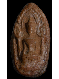 ขุนแผนไข่ผ่าซีกหลวงพ่อกวย เนื้อดิน ผสมผงน้ำมัน ช่วงปี 2512