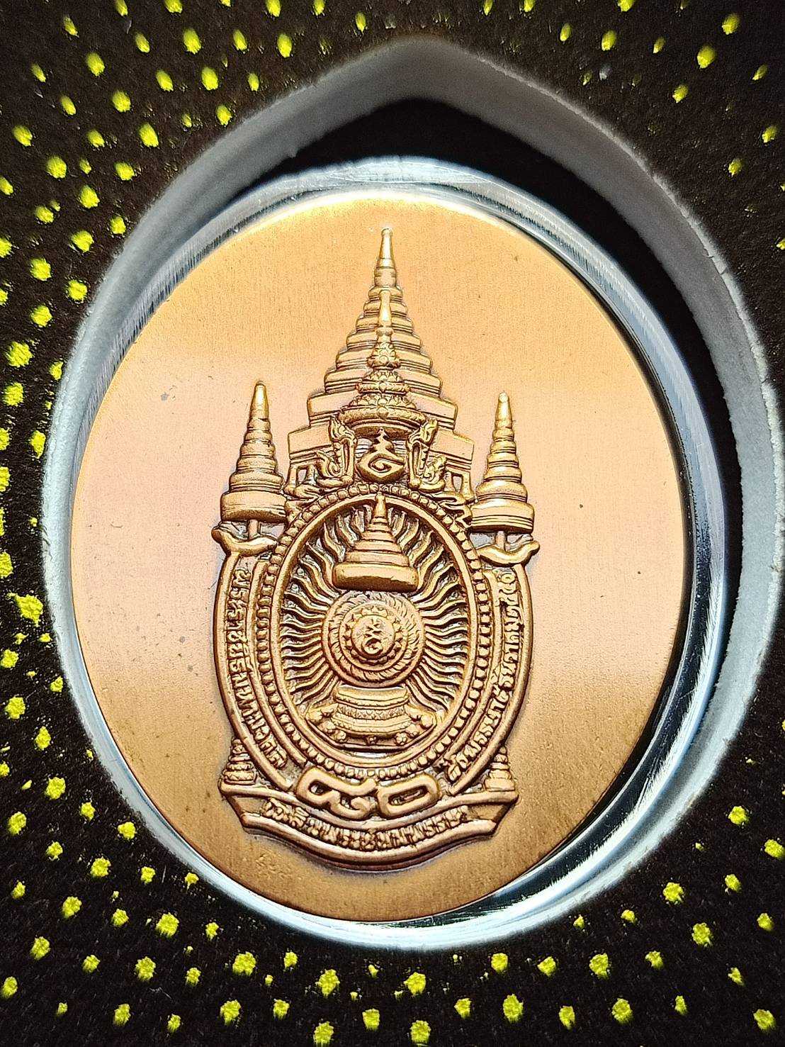 เหรียญที่ระลึก 80 พรรษา มหากษัตริย์คู่แผ่นดินสยาม เย็นศิระเพราะพระบริบาล เนื้อทองแดงซาติน ปี 2550 พร้อมกล่องเดิม (SKU-11085)