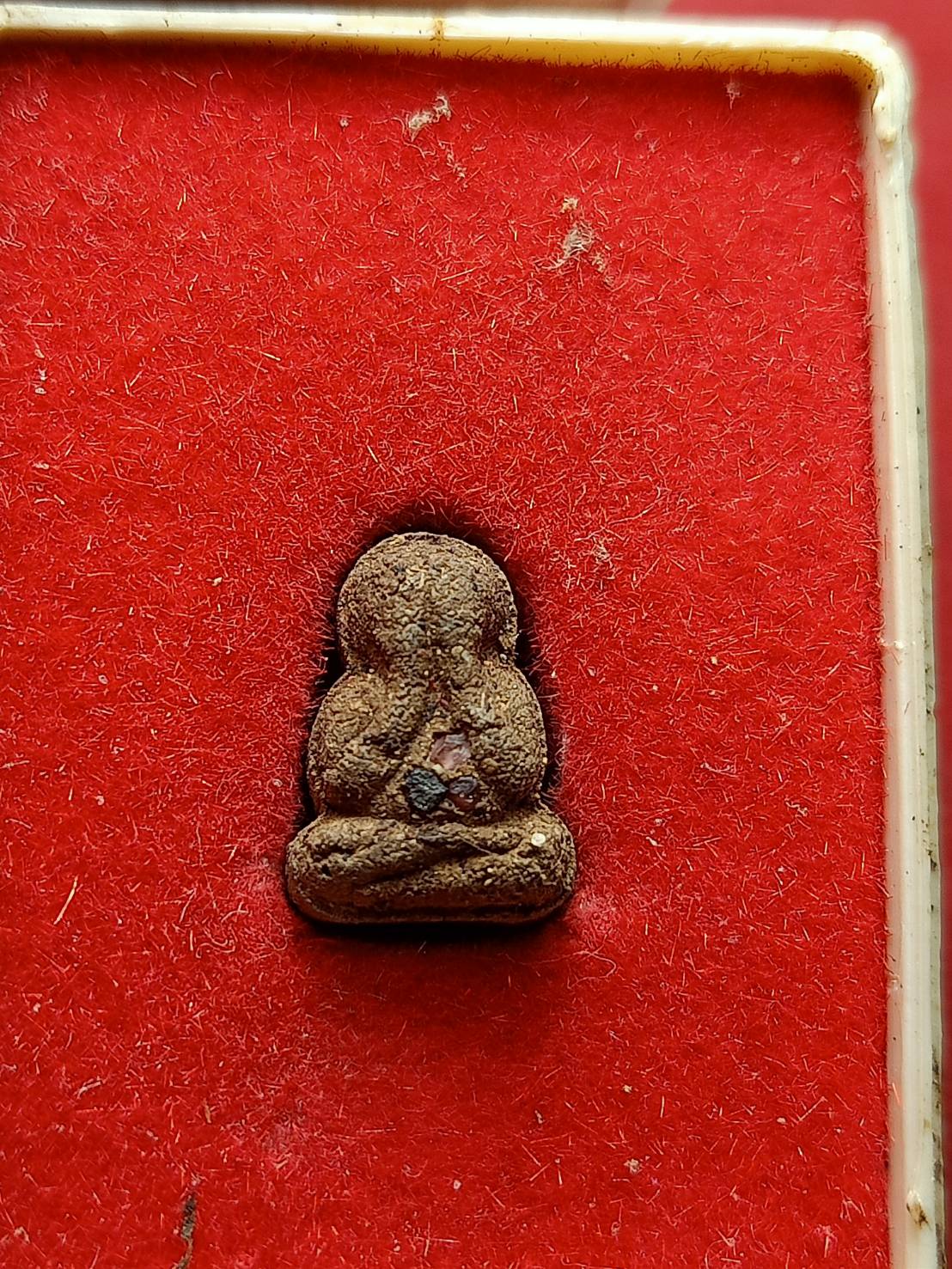 พระปิดตามหาลาภ วัดเขาโบสถ์ จ.ระยอง พร้อมกล่อง (SKU-12969)