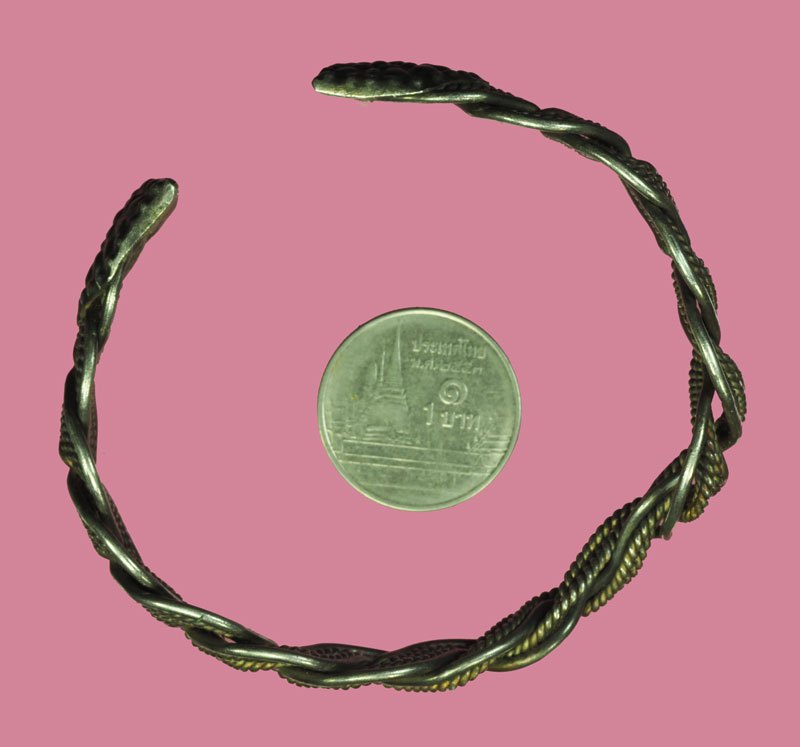 *40369 กำไรมือ มีขนาดเปรียบเทียบกับเหรียญ 1 บาท รัชกาลปัจจุบัน มีน้ำหนัก 29.5 กรัม เนื้อเงิน 17