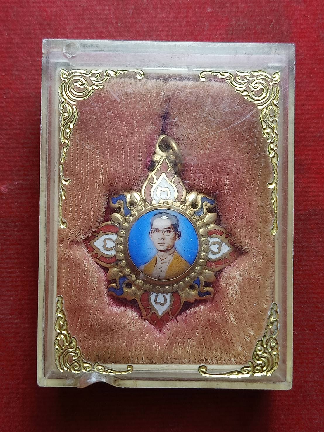 เข็มกลัด ร.9 หลังลายเซ็นต์ พร้อมกล่อง (SKU-08841
