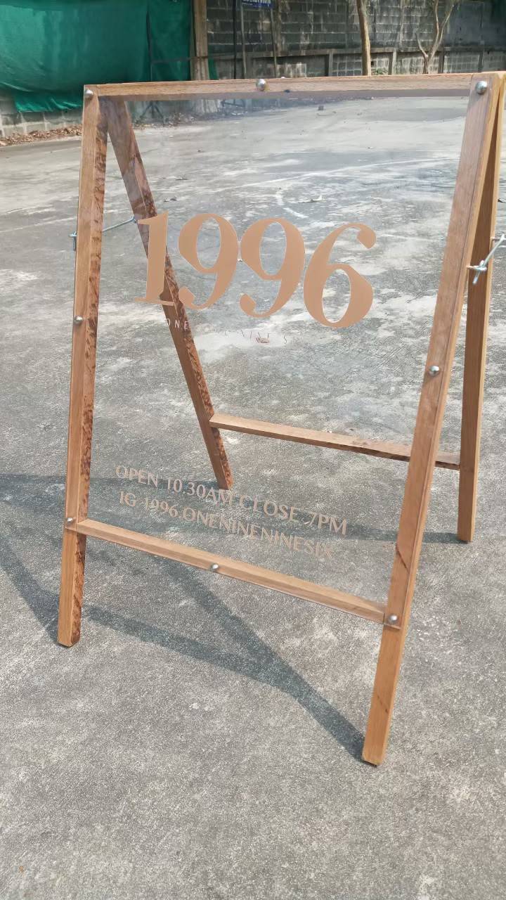 ป้ายไม้สนติดอะคริลิคติดสติ๊กเกอร์ไดคัท