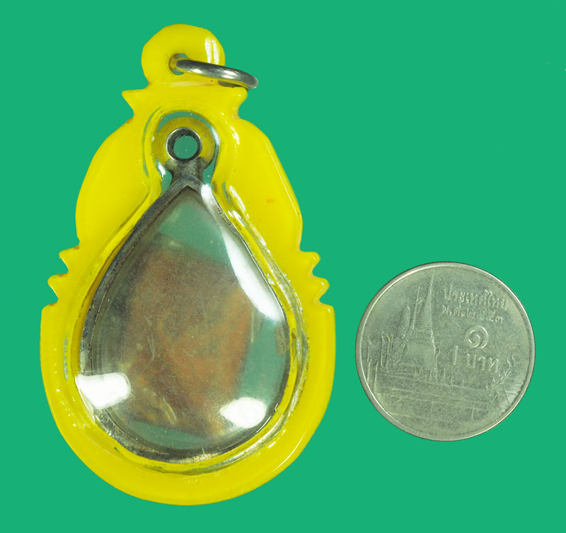 *39392 วัตถุมงคลจีวรเก่า เลี่ยมพลาสติกเก่าหลายสิบปี ไม่ทราบที่และปีสร้าง 3