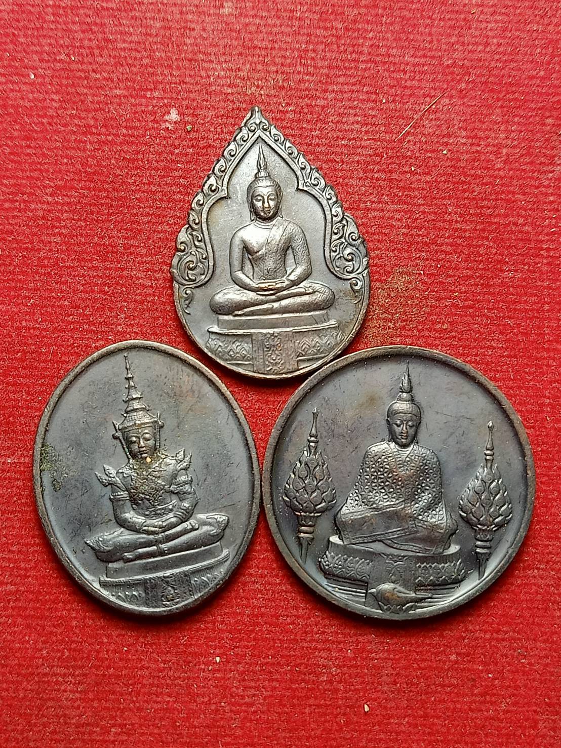 เหรียญพระแก้วมรกต ครบ 3 ฤดู หลัง ภปร. รุ่นฉลอง 200 ปี กรุงรัตนโกสินทร์ ปี2525 วัดพระศรีรัตนศาสดาราม กทม. (SKU-09200)