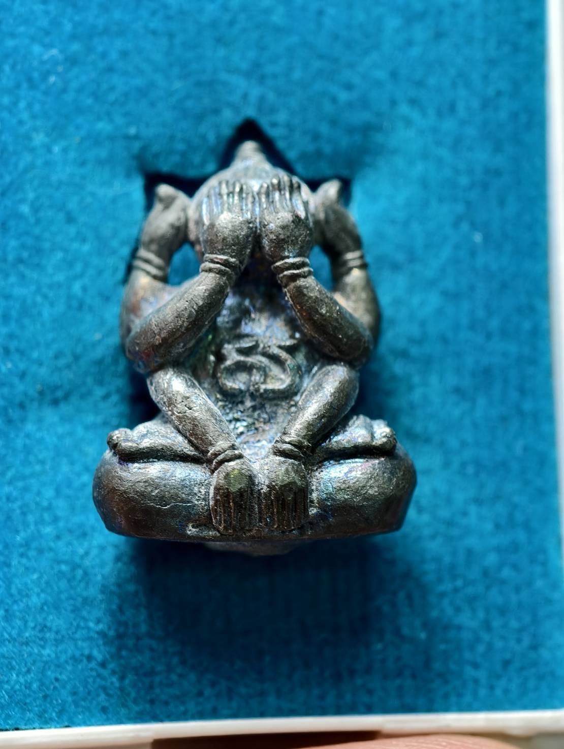 รูปหล่อปิดตานะเศรษฐีบารมี หลวงปู่มหาศิลา สวนสงฆ์แกเป๊ะ จ.กาฬสินธุ์ พร้อมกล่อง (SKU-13552)