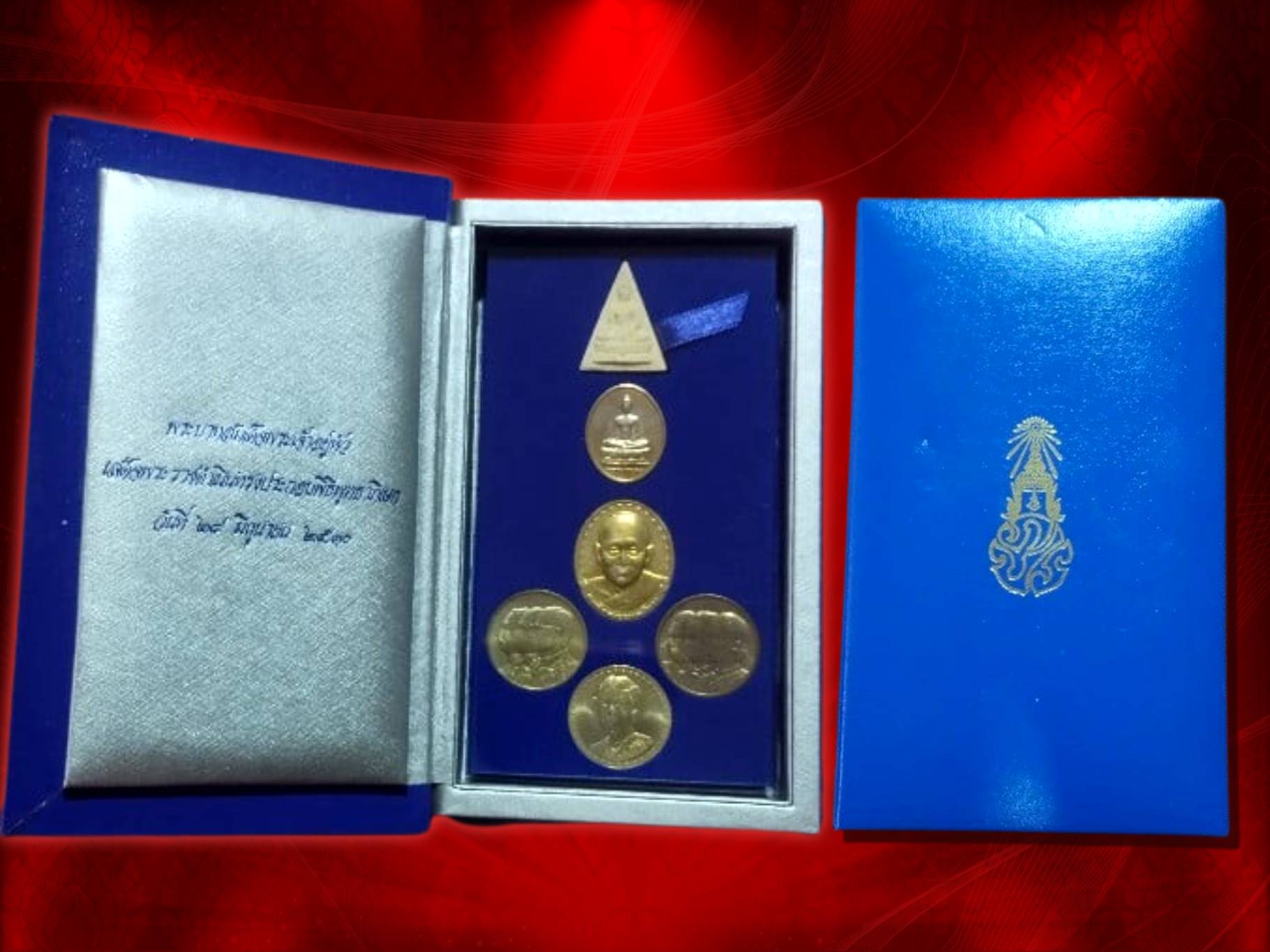 สิ่งมงคลสักการะ ครบชุด 6 รายการ กล่องหรูอลังการ วัดบวรนิเวศ จัดสร้างวาระครบรอบ 72 ปี รพ.จุฬาลงกรณ์ สภากาชาดไทย .พ.ศ.2529