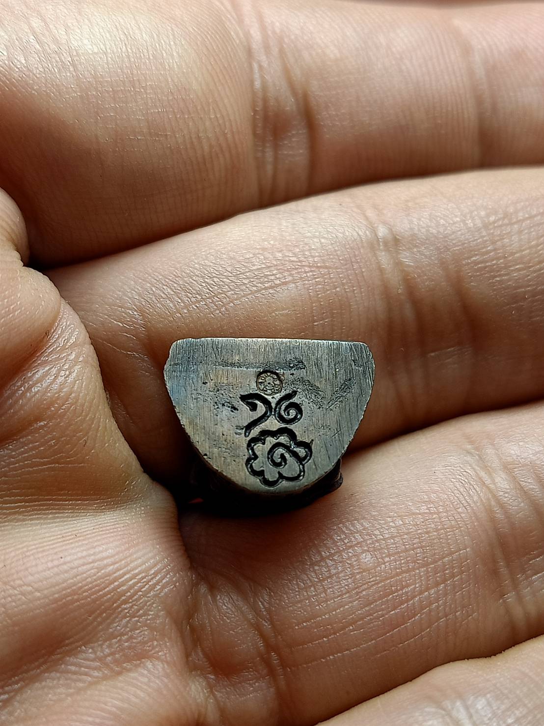 รูปหล่อลอยองค์กษาปณ์ หลวงพ่อเกษม เขมโก สำนักสุสานไตรลักษณ์ จ.ลำปาง ปี 2538 พร้อมกล่อง (SKU-05810)