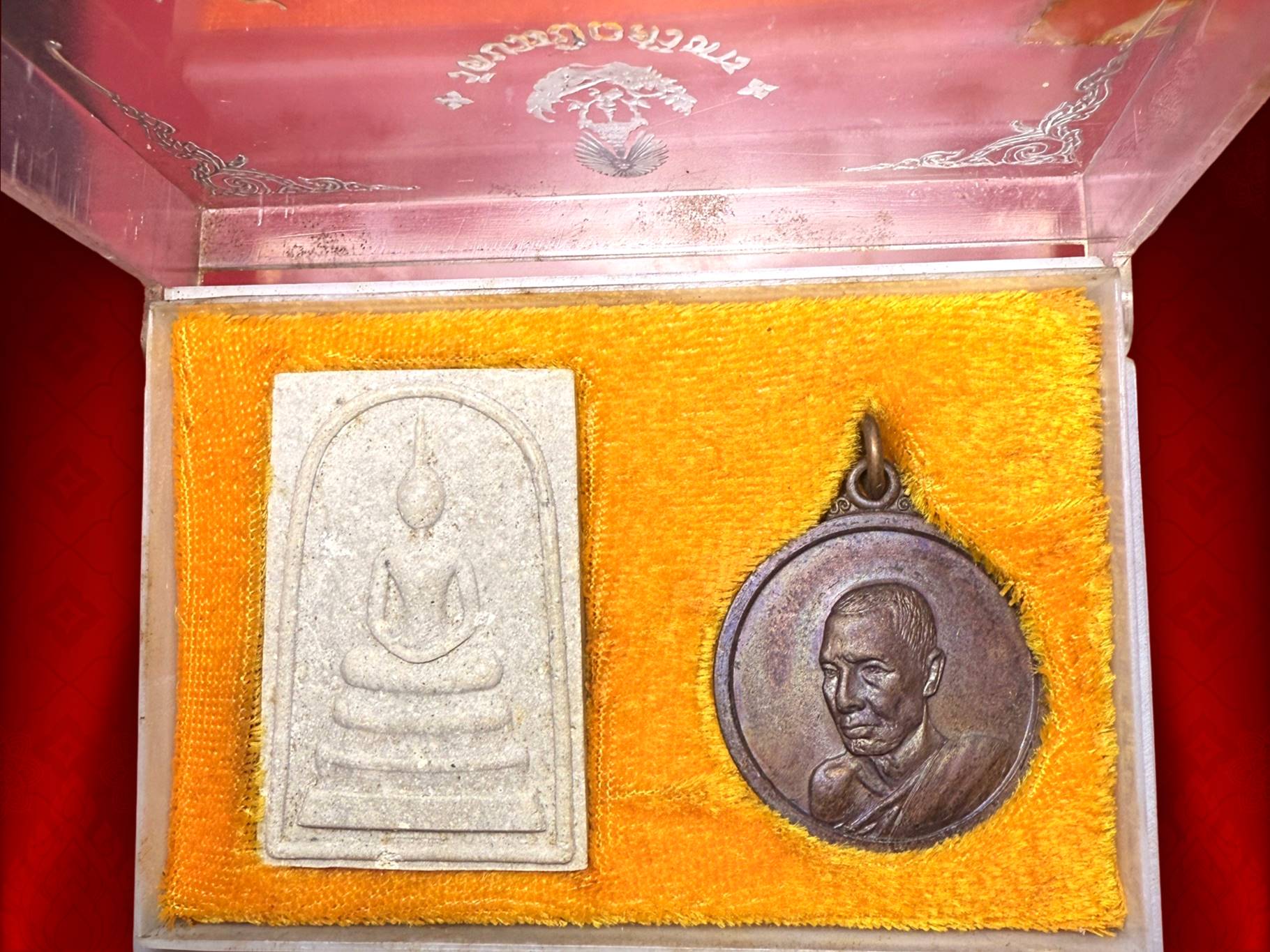 พระสมเด็จ สุคโต วัดบวรนิเวศวิหาร พ.ศ.2517 พิมพ์พระสมเด็จ พร้อมกล่องกรรมการ มาพร้อมเหรียญพระญาณวโรดม (สนธิ์ กิจฺจกาโร) ผู้เป็นเจ้าพิธีจัดสร้างสมเด็จสุคโต ที่บรรดาศิษย์สายตรงรู้จักทราบกันดี ครับ บรรจุในกล่องเดียวกัน งามและหายากสุดๆ