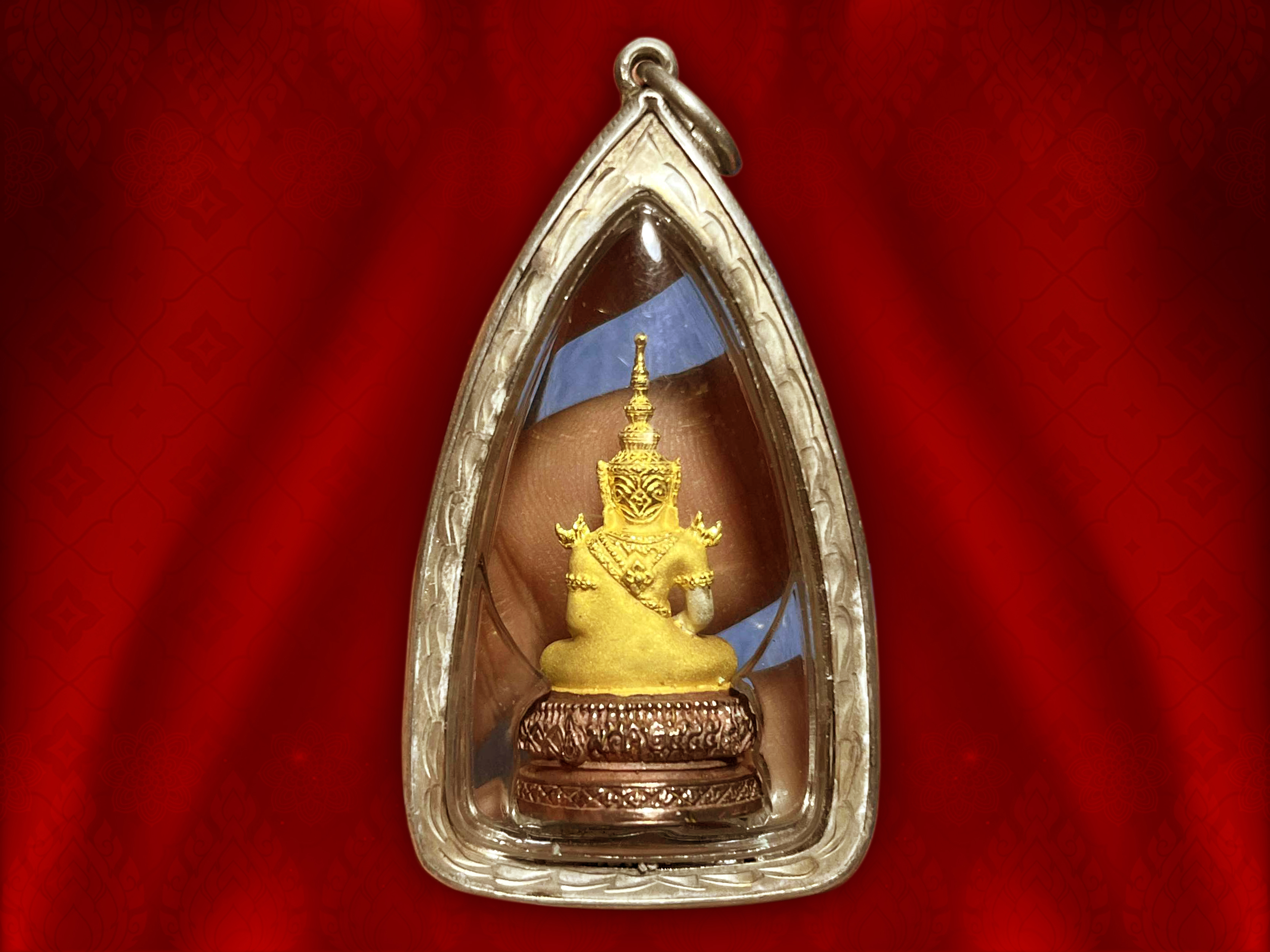 พระแก้วมรกต ภปร เนื้อเงินขัดสามกษัตริย์ ปี 2545 (พิมพ์ใหญ่) ปี2545 จัดสร้างในวาระที่ ในหลวงรัชกาลที่ 9 เฉลิมพระชนมพรรษา 75 พรรษา ปี 2545 จัดสร้างโดย รพ.ศิริราช โดยมีวัตถุประสงค์เพื่อสมทบทุนจัดซื้อจัดหาอุปกรณ์ทางการแพทย์ สมเด็จพระเทพรัตนราชสุดาฯ เสด็จทรงเป