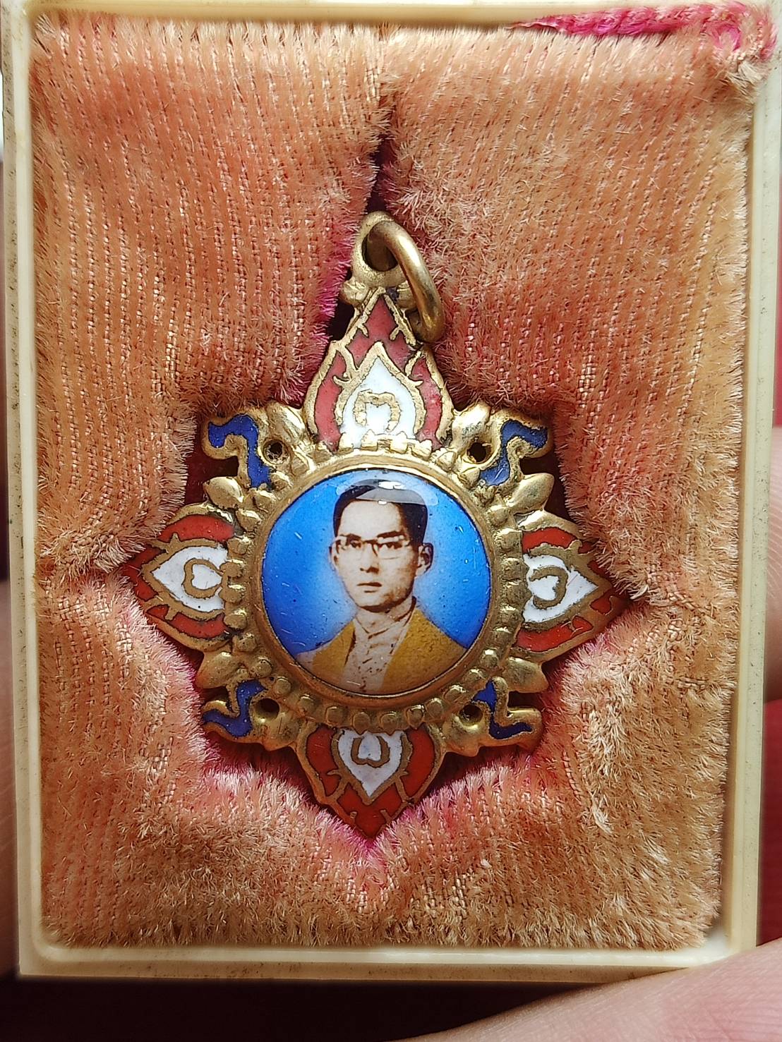 เข็มกลัด ร.9 หลังลายเซ็นต์ พร้อมกล่อง (SKU-08841