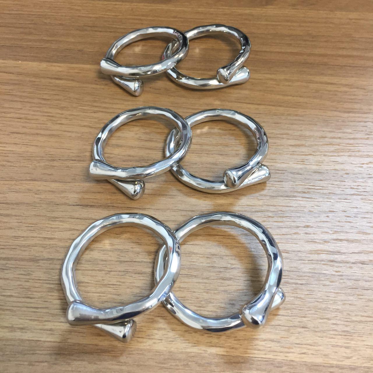 ส่งฟรี ห่วงรัดผ้าเช็ดปาก ลายกลมทุบปลายหัวหมุด 6 ชิ้น/ชุด NAPKIN RING # TWIN FISH รหัส NR-3