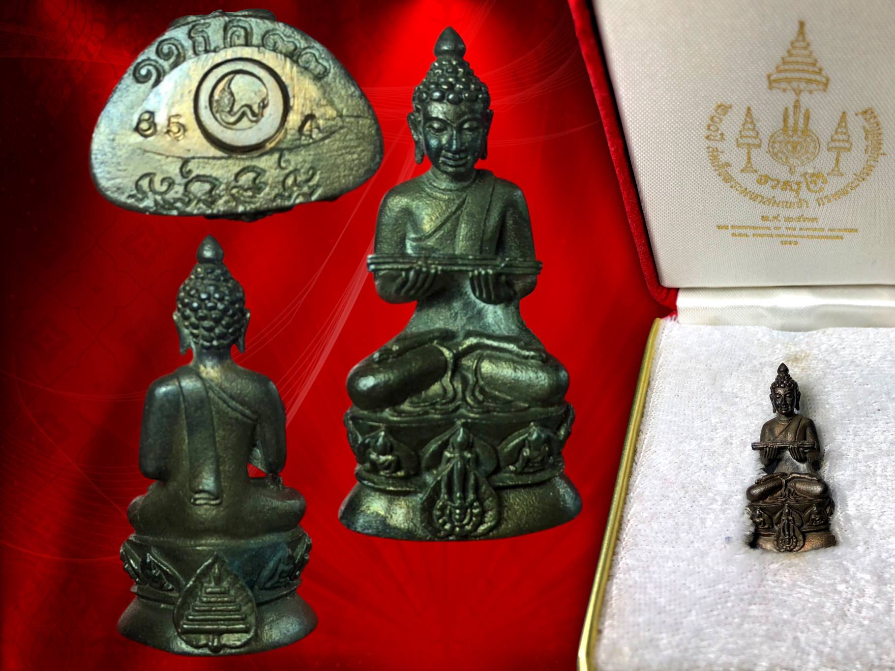 พระกริ่งปรมานุชิตชิโนรส วัดพระเชตุพนวิมลมังคลาราม ปี 2533 (เนื้อนวะ) วาระครบรอบ 200 ปี นับแต่ประสูติ ฯงามและมีเอกลักษณ์สุดๆ ครับ รุ่นนี้