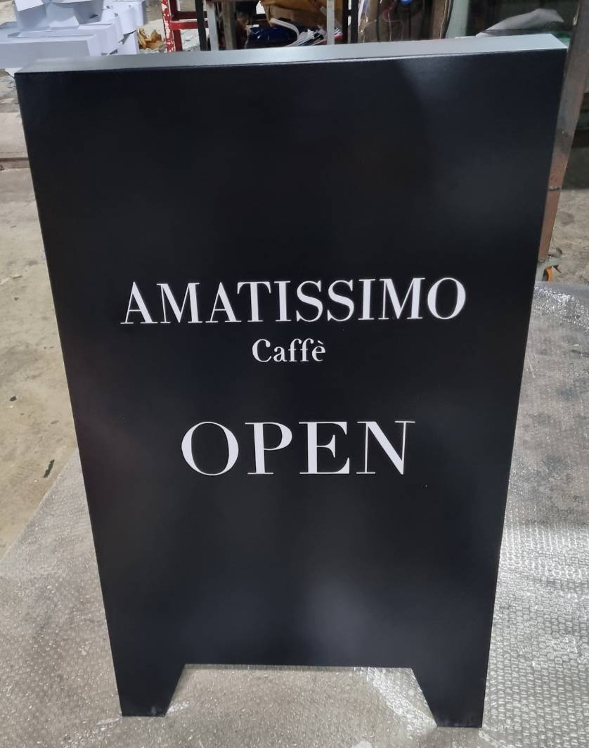 ป้ายเหล็กฉากสามเหลี่ยมพ่นสีติดสติ๊กเกอร์ไดคัท