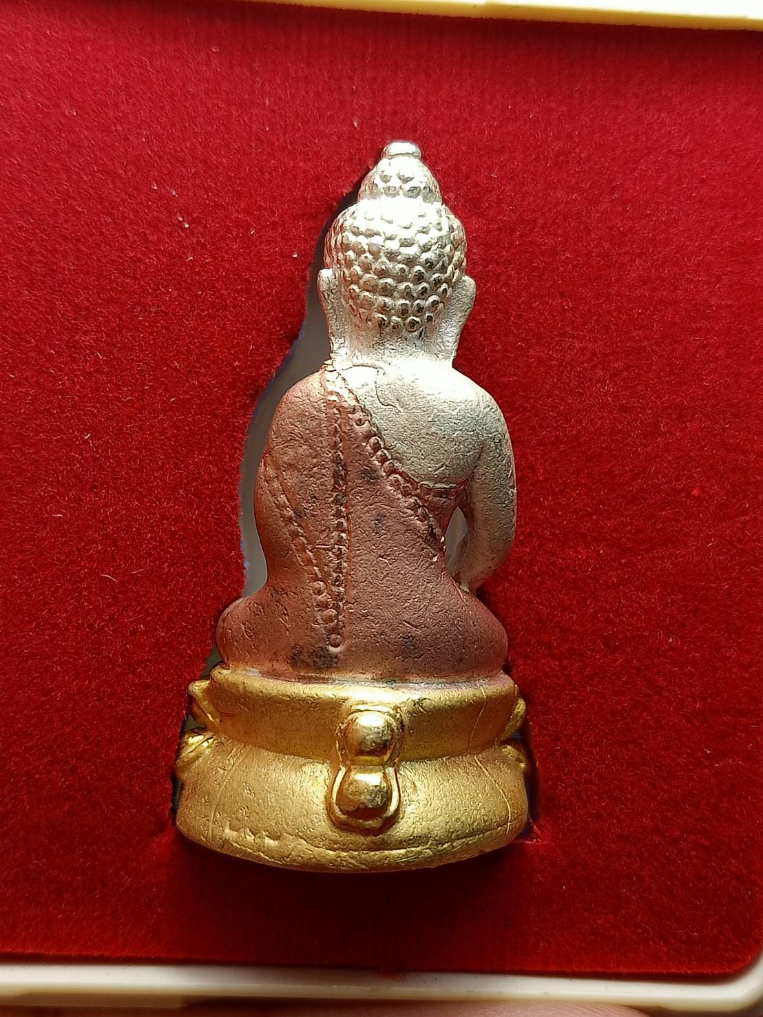 พระกริ่งใหญ่หล่อโบราณดินไทย เนื้อสามกษัตริย์ รุ่นมหามงคลเจริญสุข วัดบวรนิเวศวิหาร กทม. พร้อมกล่อง (SKU-08238)