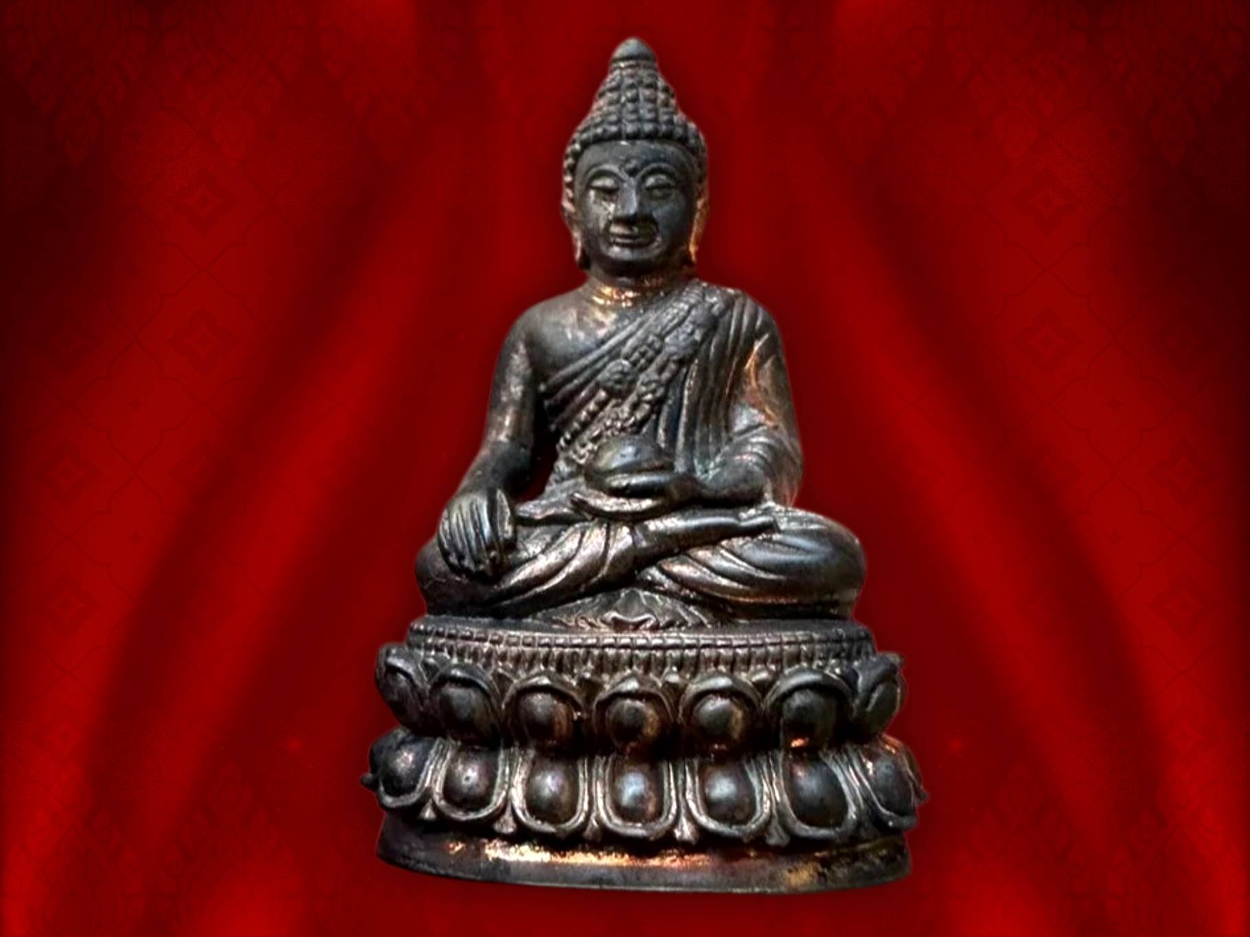 พระกริ่งยอดแก้ว เนื้อนวะโลหะ วัดบวรนิเวศวิหาร ปี 2548 NO.1628 ด้านหลักสลักอักษรว่า "ยอดแก้ว" พร้อมหมายเลขกำกับ ใต้ฐานมีโค๊ต ญสส. และโค๊ตลายเซนพระนามย่อ ญสส. ตรงกลางมียันต์ รัตนตรัย จำนวนจัดสร้าง 4,992 องค์ พร้อมกล่องเดิม