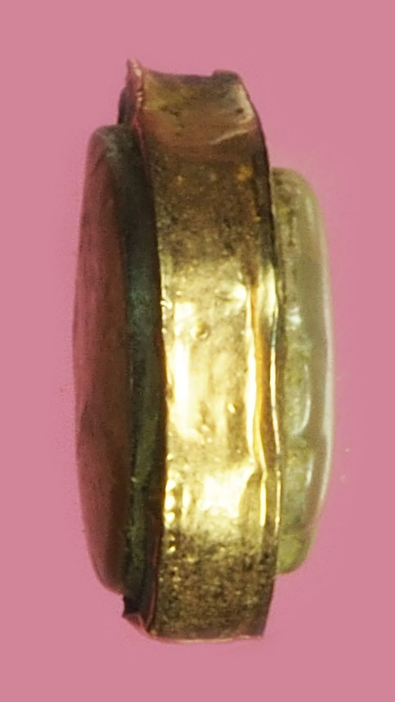 *37848 เหรียญเม็ดกระดุม หลวงปู่แหวน สุจิณโณ วัดดอยแม่ปั่ง เชียงใหม่ เลี่ยมจับแปะขอบนาค 31