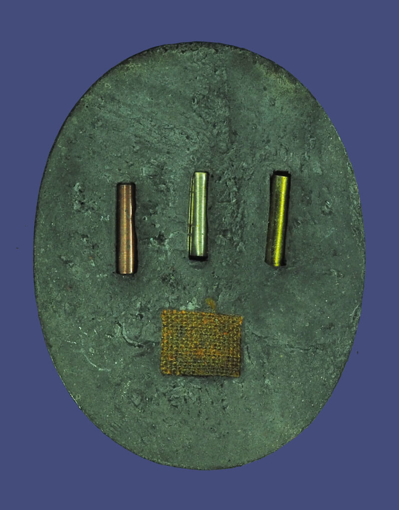 *39653 ล็อกเก็ตหลังตะกรุดสามดอก พร้อมจึวร หลวงปู่ดุลย์ วัดบูรพาราม สุรินทร์ ไม่ทราบปีสร้าง 86