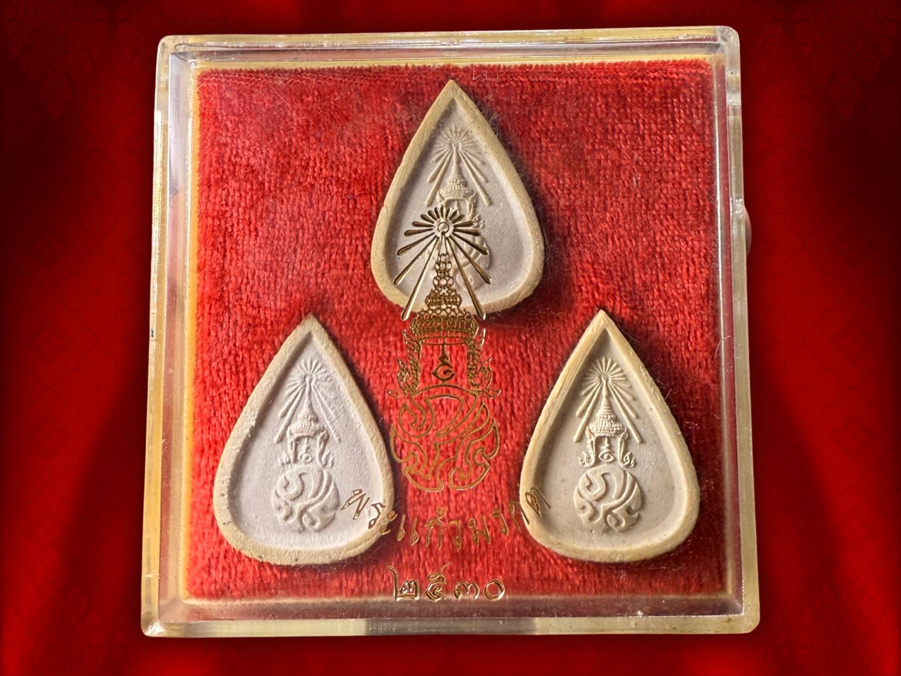 พระแก้วมรกต พระปรมาภิไธยย่อ ภปร. ปี 2530 องค์ปิดทอง สวยงาม กล่องครบถ้วน จัดสร้างปี 2530 ชุดกรรมการปิดทอง 3 องค์ 3 ฤดู ฤดูหนาว ฤดูฝน ฤดูร้อน พิธีมหาพุทธาภิเษก ณ พระอุโบสถวัดบวรนิเวศวิหาร และวัดพระศรีรัตนศาสดาราม ในพระบรมมหาราชวัง(วัดพระแก้ว)