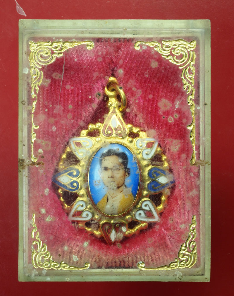 *29943 ล็อกเก็ตในหลวงรัชกาลที่ 9 หลังพระปรมาภิไธ กระหลั่ยทอง กล่องเดิม 5