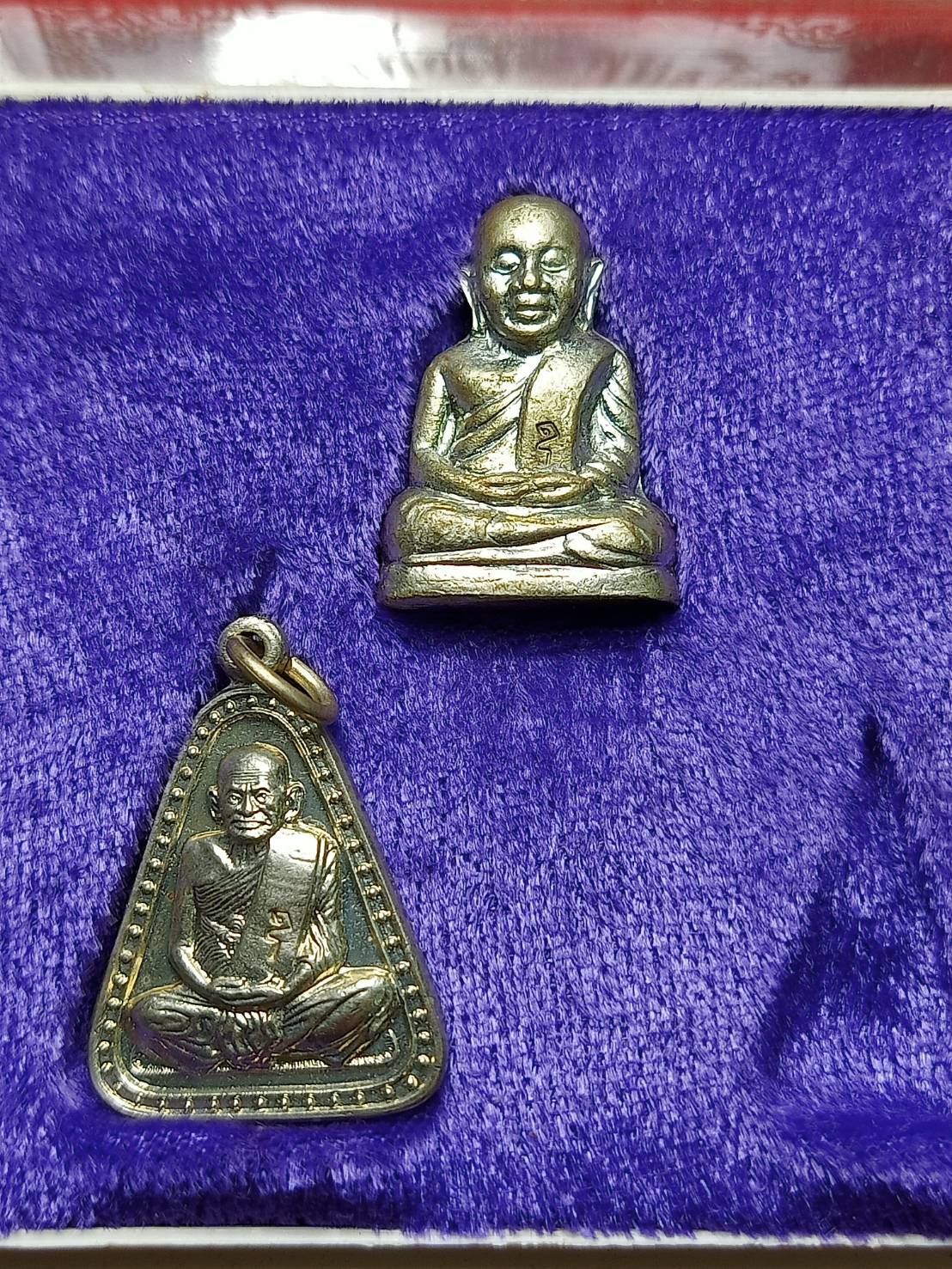 พระชุดหลวงพ่อเงิน (มี 2 องค์) พิธีพุทธาภิเษก ณ วัดบางคลาน จ.พิจิตร ปี 2537 พร้อมกล่อง (SKU-07871)