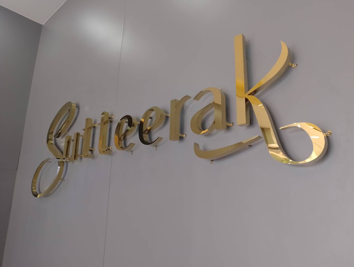 ป้ายอักษรไฟออกหลัง อักษรสแตนเลสหน้าทองไฟออกหลัง