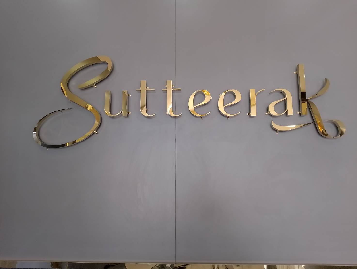 ป้ายอักษรไฟออกหลัง อักษรสแตนเลสหน้าทองไฟออกหลัง