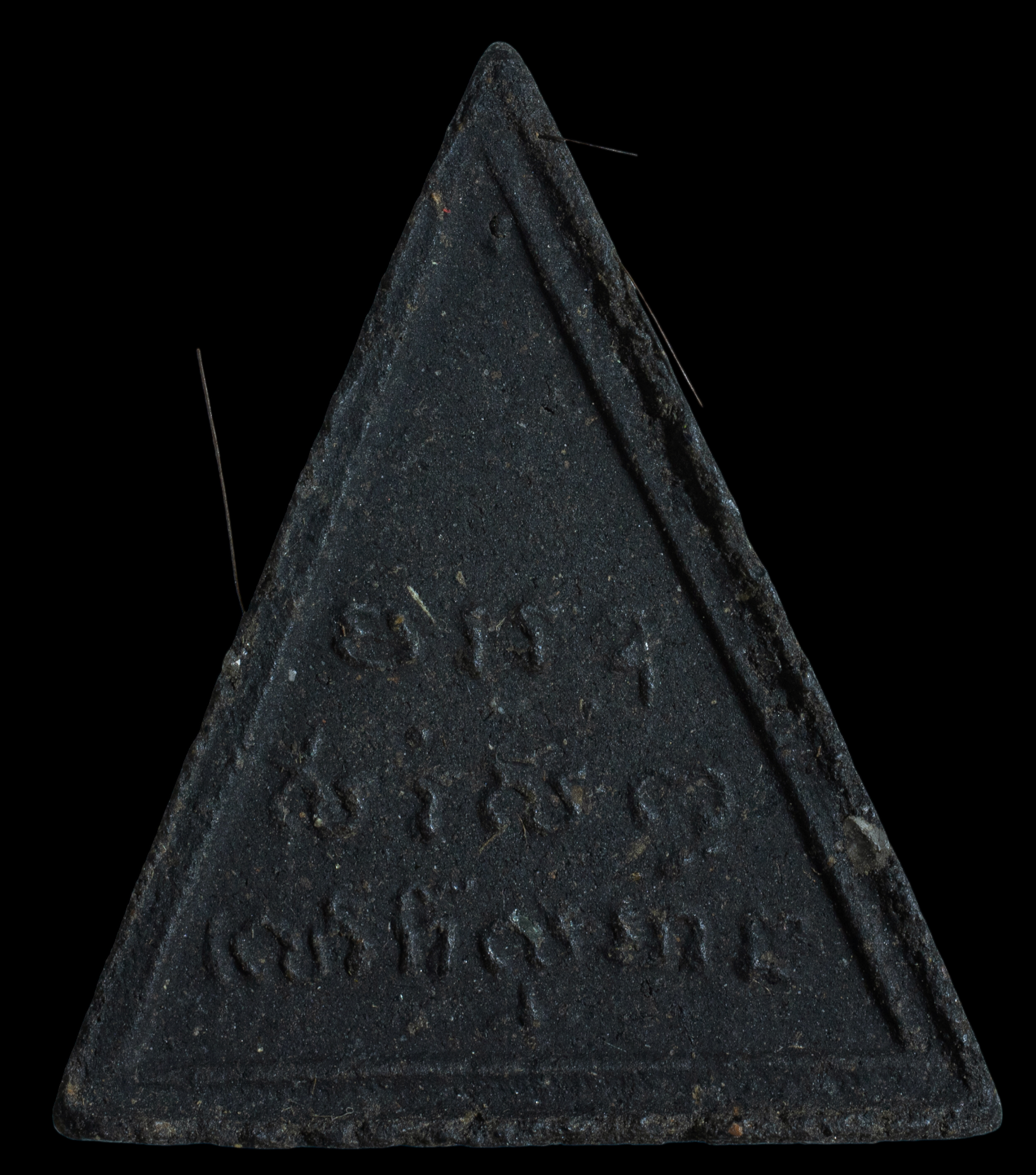 พระนางพญาเนื้อดินหลวงปู่มั่น ทัตโต วัดบ้านโนนเจริญ ผสมเกศาหลวงปู่ ปี 2521