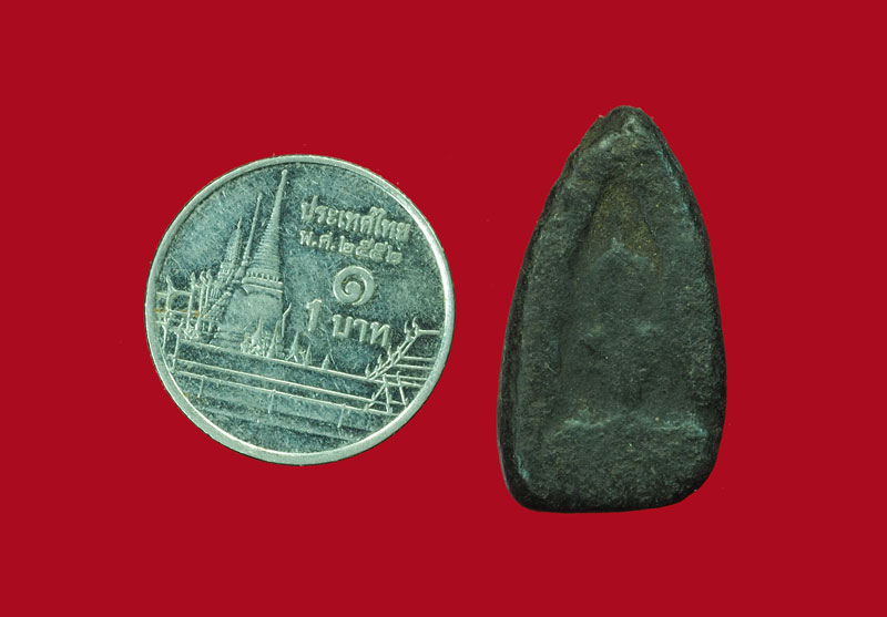 *30882 พระนางกำแพง พิมพ์ทรงคล้ายเม็ดมะเค็ด สภาพใช้ เนื้อดำ 13