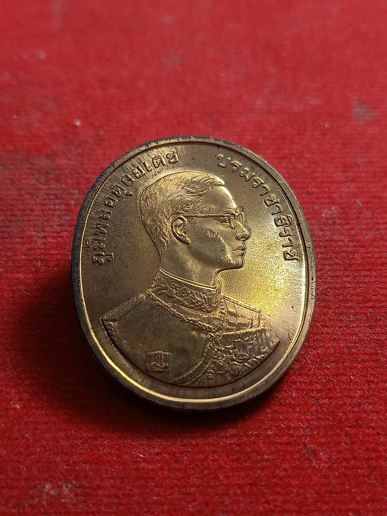 เหรียญในหลวงรัชกาลที่ 9 หลังพระพุทธชินสีห์ ปี 2539 สร้างถวายในพระราชพิธีกาญจนาภเษก 50 ปี เนื้อทองแดงกองกษาปณ์ซองเดิม (SKU-00904)