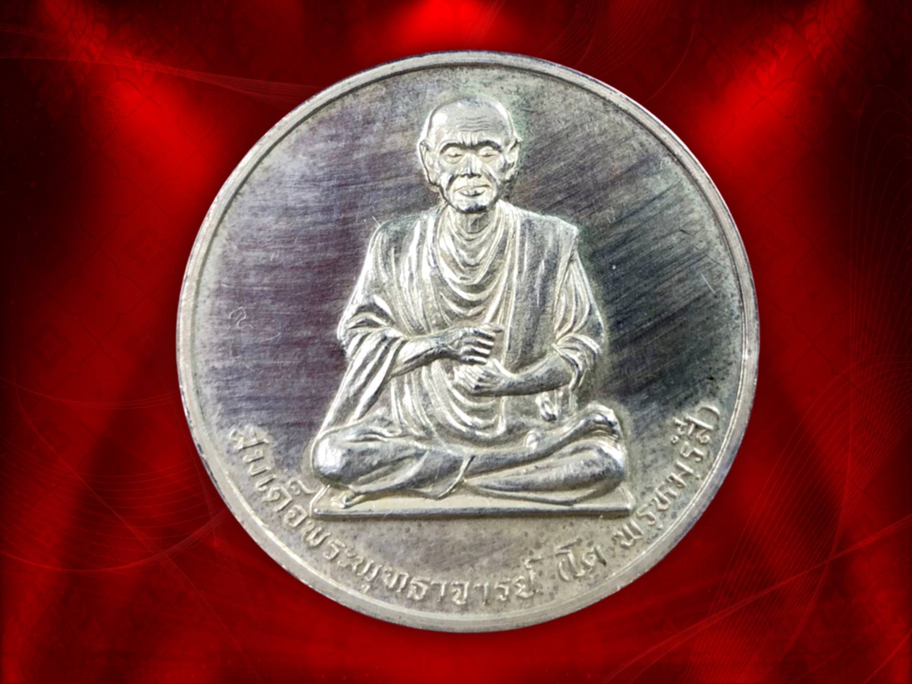 สมเด็จพระพุฒาจารย์ (โต พรหมรังษี) เนื้อเงิน พ.ศ. 2536 พร้อมกล่องกัมมะหยี่ หายากสุดๆ ครับที่จะมาพร้อมกล่องเดิมแบบนี้