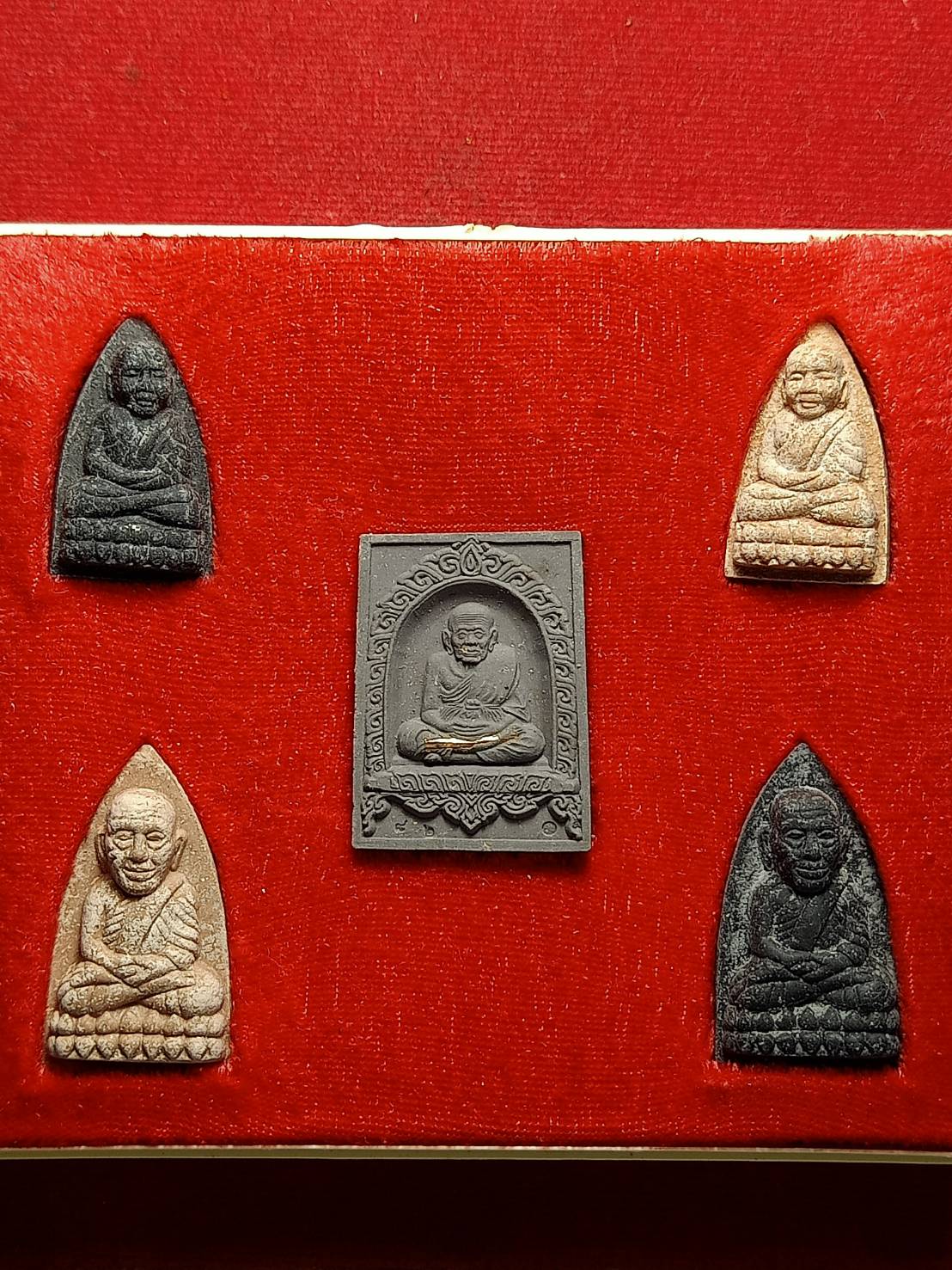 พระชุดหลวงพ่อทวด เหยียบน้ำทะเลจืด รุ่นสร้างโรงเรียนทรัพย์เศรษฐี พร้อมกล่อง (SKU-09219)