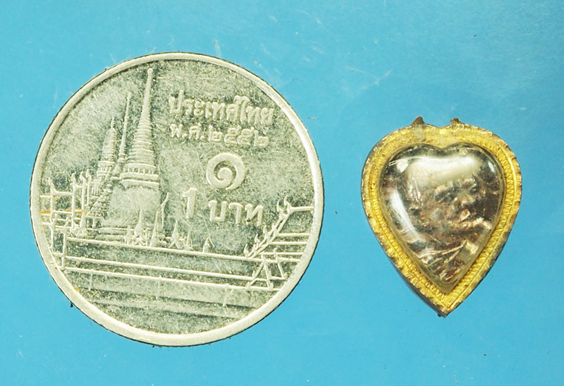 29298 เหรียญรูปหัวใจ หลวงปู่แหวน สุจิณโณ วัดดอยแม่ปั่ง เลี่ยมแปะุกรอบนาค เก่า 31