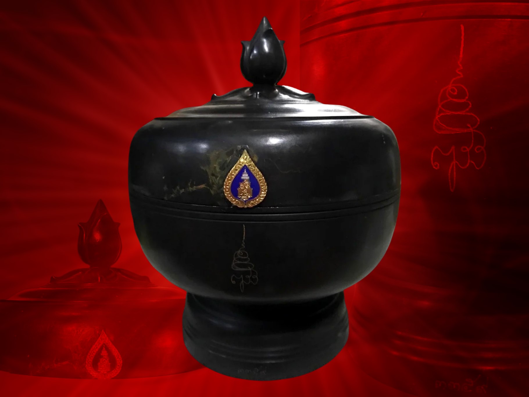 บาตรน้ำมนต์ ญสส. เนื้อโลหะรมดำ พ.ศ.2534 ขนาด 9 นิ้ว สมเด็จพระญาณสังวร สมเด็จพระสังฆราช และหลวงพ่อคูณ ปริสุทโธ อธิฏฐานจิตปลุกเสก งามและน่าสะสมสุดๆ ครับ