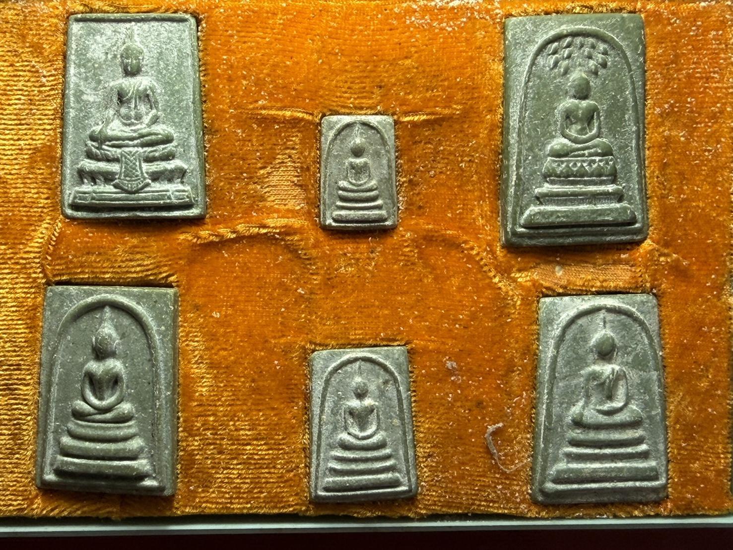 พระชุดสมเด็จหินศรีเทพ หลวงพ่อน้อย วัดหนองโพ จนครสวรรค์ ผสมผงวิเศษหลวงพ่อเดิม วัดหนองโพ ปี 2526 กล่องเดิม (SKU-13340)