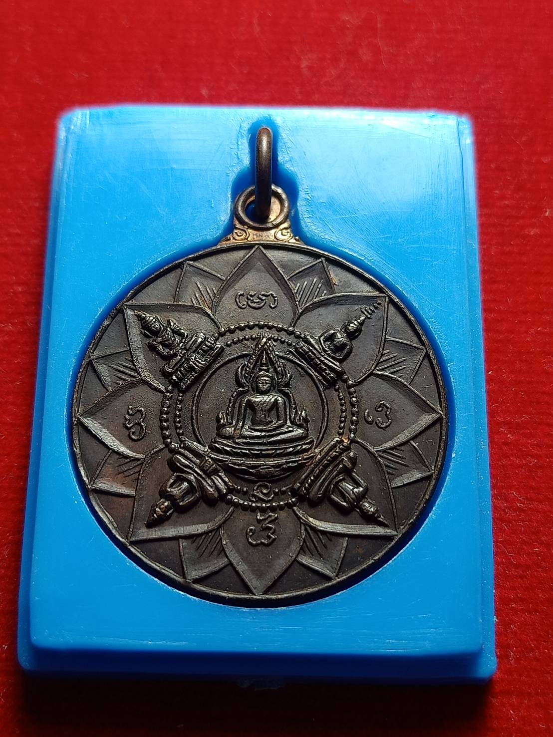 เหรียญปัญจพุทธามหามงคล (เหรียญพระพุทธเจ้า 5 พระองค์) ครบรอบ 25 ปี ธนาคารศรีนคร พร้อมกล่อง (SKU-04826)