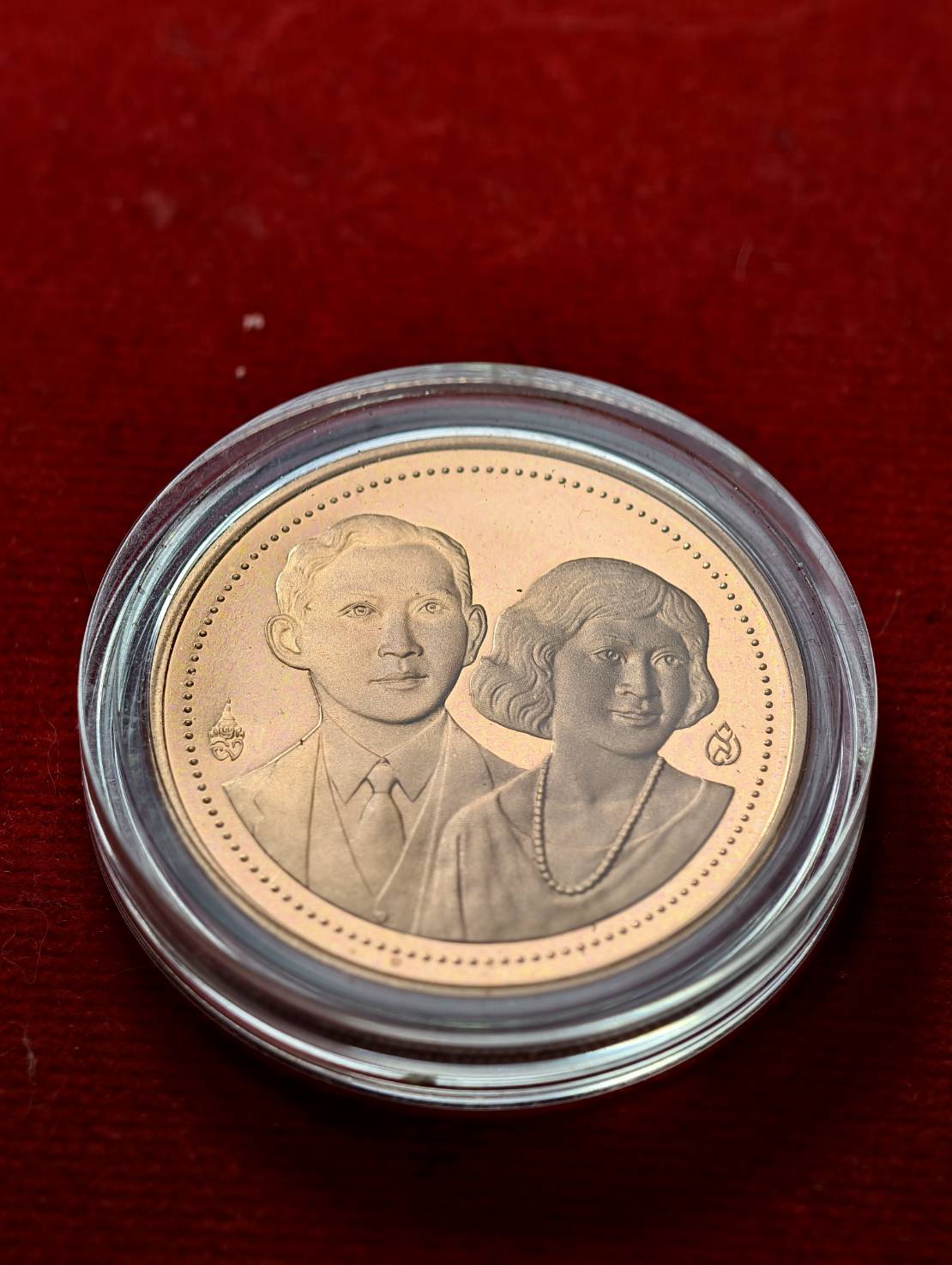 เหรียญพระชนก และ สมเด็จย่า ที่ระลึกในโอกาสที่พระบาทสมเด็จพระปรมินทรมหาภูมิพล เสร็จเปิดที่ทำการใหม่ กระทรวงสาธารณสุข ปี 2540 (SKU-13595)