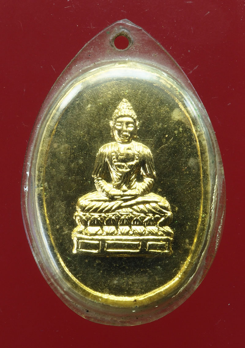 *28629 เหรียญพระพุทธ หลังตัวหนังสือจีน เลี่ยมพลาสติกเก่า ไม่ทราบที่ กระหลั่ยทอง 10