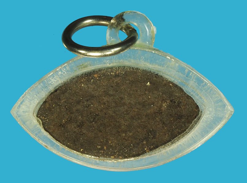 *37469 ดวงตาสวรรค์ หลวงพ่อผินะ วัดสนมลาว สระบุรี เลี่ยมพลาสติกเก่า 12