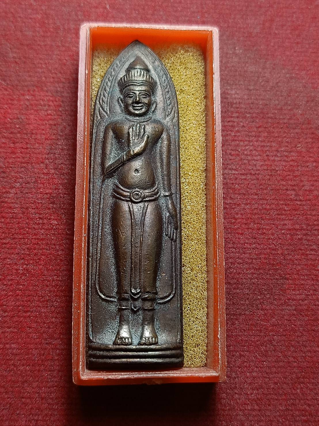 พระร่วง หลังรางปืน วัดนิคมศรีสำโรง จ.สุโขทัย ปี 2523 พร้อมกล่อง (SKU-08469)