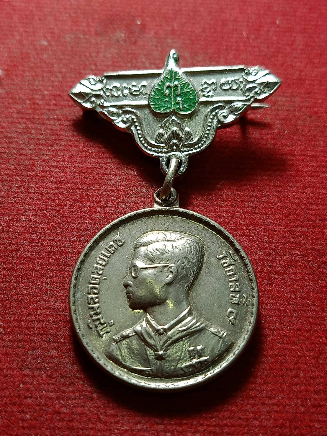 เหรียญ ร.9 พร้อมเข็มกลัด หลังพระราชทานลูกเสือ สว.(พระนามย่อสมเด็จย่า) ปี 2506 (SKU-10607)