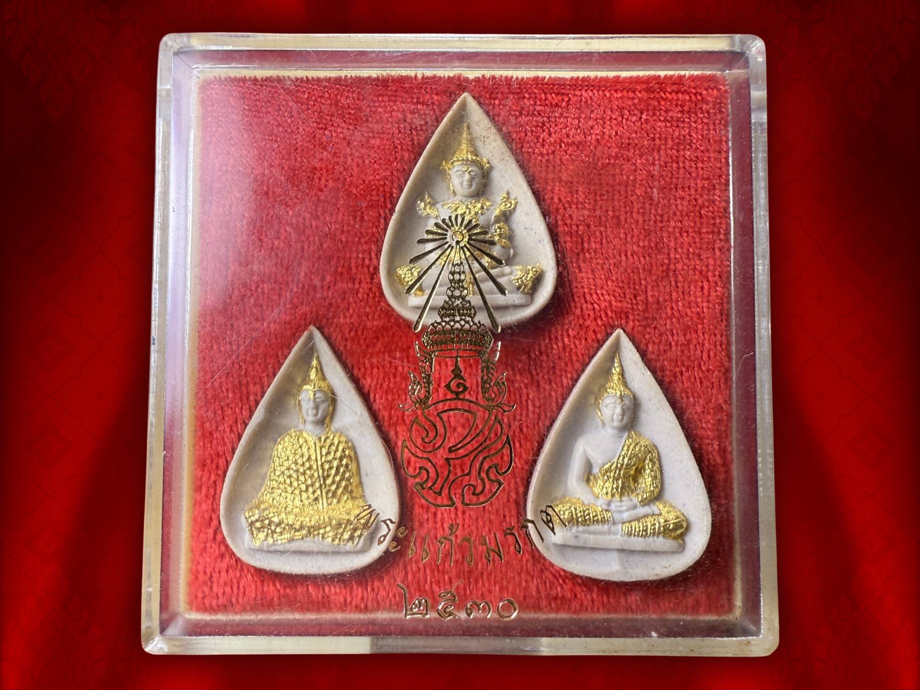 พระแก้วมรกต พระปรมาภิไธยย่อ ภปร. ปี 2530 องค์ปิดทอง สวยงาม กล่องครบถ้วน จัดสร้างปี 2530 ชุดกรรมการปิดทอง 3 องค์ 3 ฤดู ฤดูหนาว ฤดูฝน ฤดูร้อน พิธีมหาพุทธาภิเษก ณ พระอุโบสถวัดบวรนิเวศวิหาร และวัดพระศรีรัตนศาสดาราม ในพระบรมมหาราชวัง(วัดพระแก้ว)