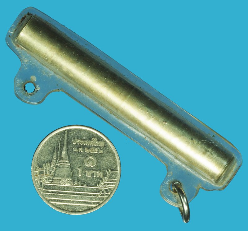 *37372 ตะกรุดอลูมิเนียม เลี่ยมพลาสติกเก่า ยาวประมาณ 2 นิ้ว เก่าไม่ทราบที่และปีสร้าง 12