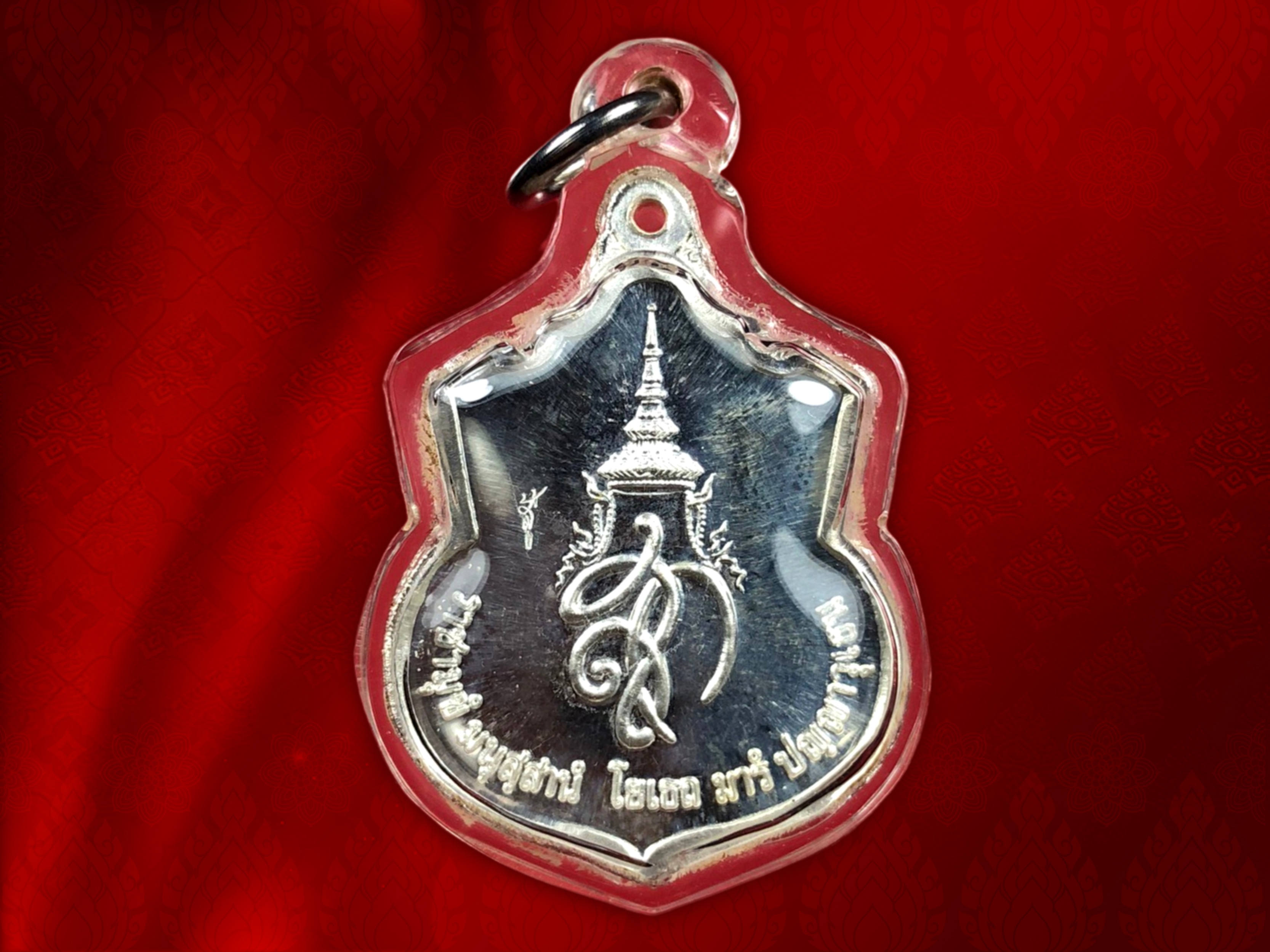 เหรียญสมเด็จพระนเรศวร มหาราช รุ่น สู้ ด้านหลัง สก. สร้างปี 2548 เนื้อเงิน (ผิวกระจก) พร้อมกล่อง (ด้านหลังตอกโค๊ตคำว่า สู้ ) พิธีมหาพุทธาภิเษกยิ่งใหญ่ ณ วัดพระศรีรัตนศาสดาราม โดยพระเกจิอาจารย์และวิปัสสนาจารย์ทั่วประเทศไทย 108 รูป
