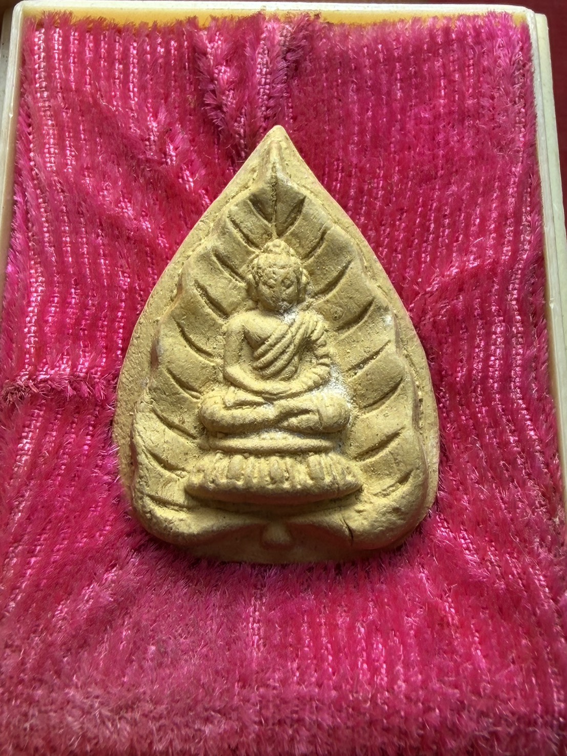 พระผงใบโพธิ์ พุทธคยา มฤคทายวัน วัดมหาธาตุ ปี 2519 พร้อมกล่อง (หลวงปู่แหวน ปลุกเสก) (SKU-13339)