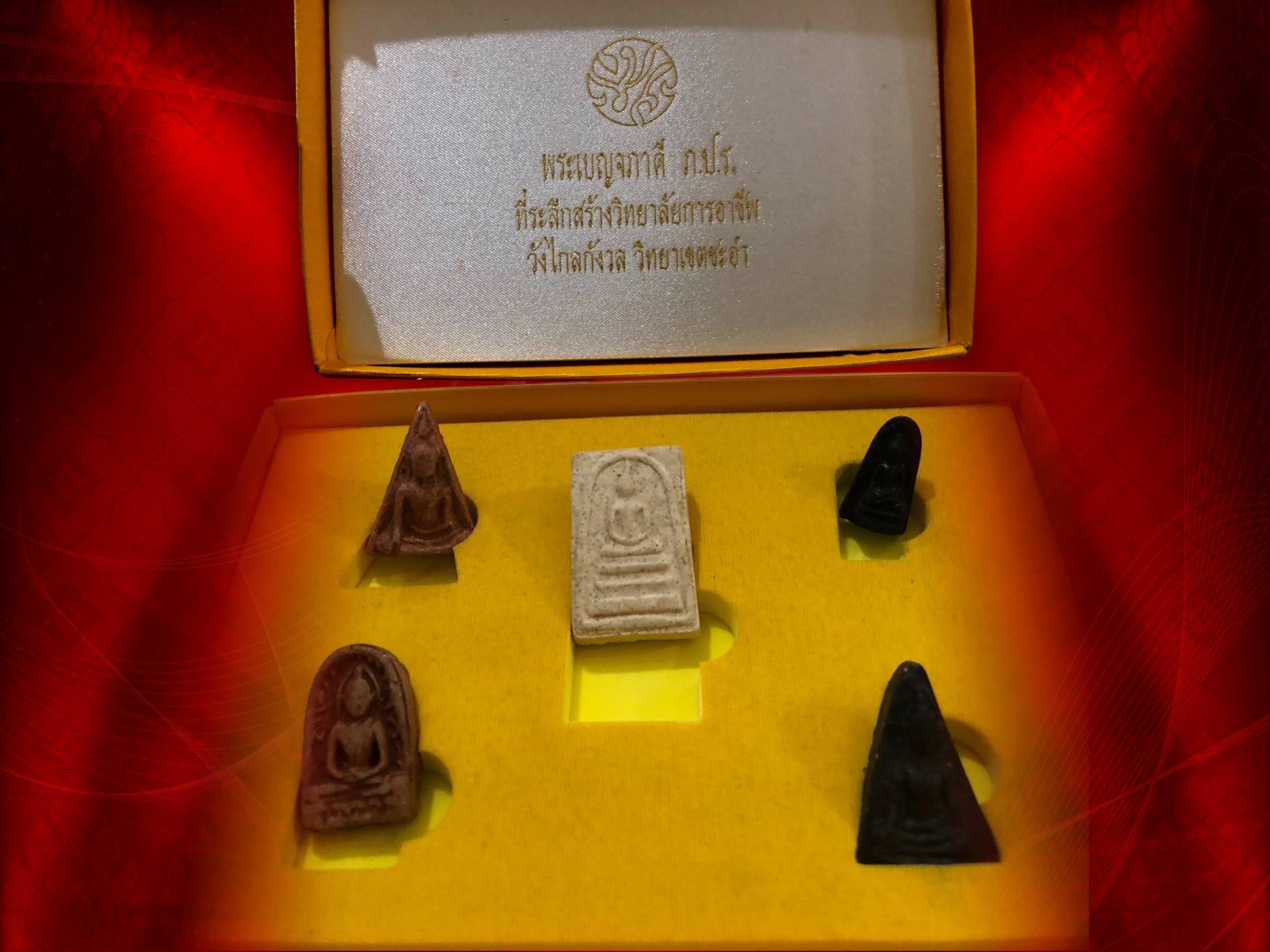 พระเบญจภาคี ภ.ป.ร เฉลิมพระเกียรติ ฉลองสิริราชสมบัติครบ 60 ปี ในหลวงรัชกาลที่ 9 ในชุดมี 5 องค์ 5 พิมพ์ครบถ้วนของพระเบญจภาคี มาพร้อมกล่องเดิม ๆ