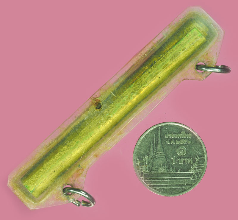 *38030 ตะกรุดทองเหลืองขนาด 2.5 นิ้ว จารเก่า เลี่ยมพลาสติกเก่าไม่ทราบที่และปีสร้าง 12