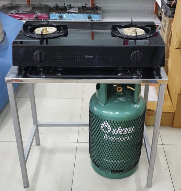 โต๊ะวางเตาแก๊สสองหัวเตา วางถังด้านล่างได้ ไม่มีรูขวด ขาเหล็ก หน้าสแตนเลส ประหยัดพื้นที่ ขนาด 76x43x72 ซม. ปีกสูง 3 ซม.