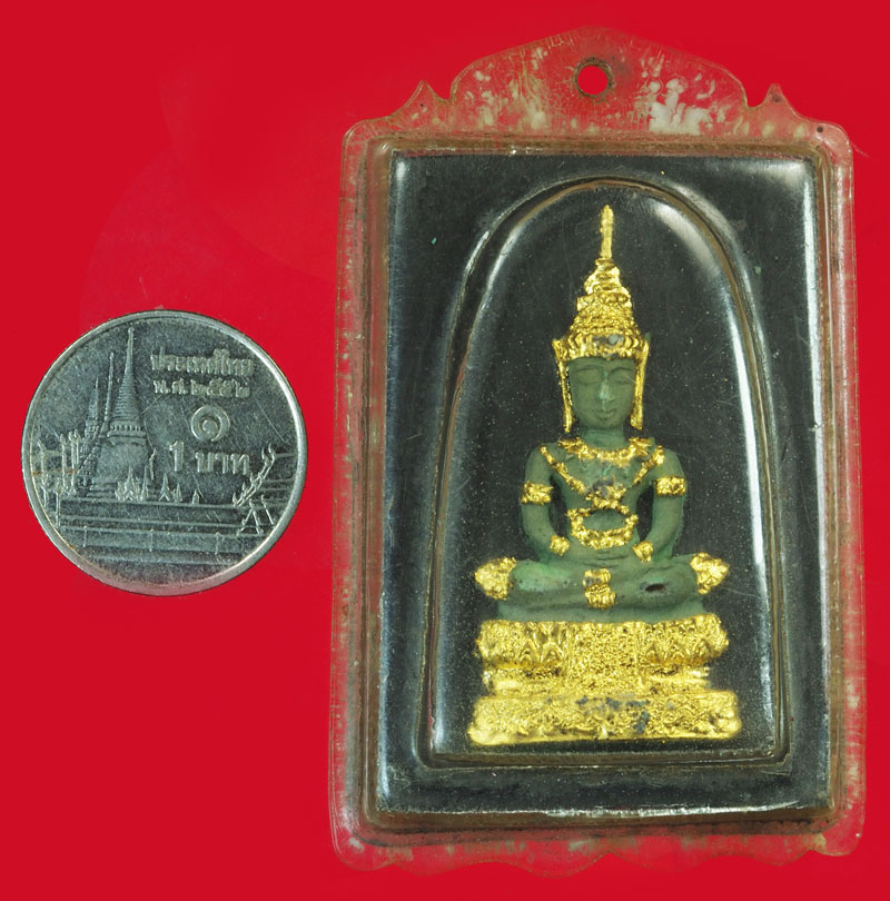 *37414 พระแก้วมรกต หลวงพ่อเริ่ม วัดบางพระ ปี 2513 ชลบุรี เลี่ยมพลาสติกเก่า 26